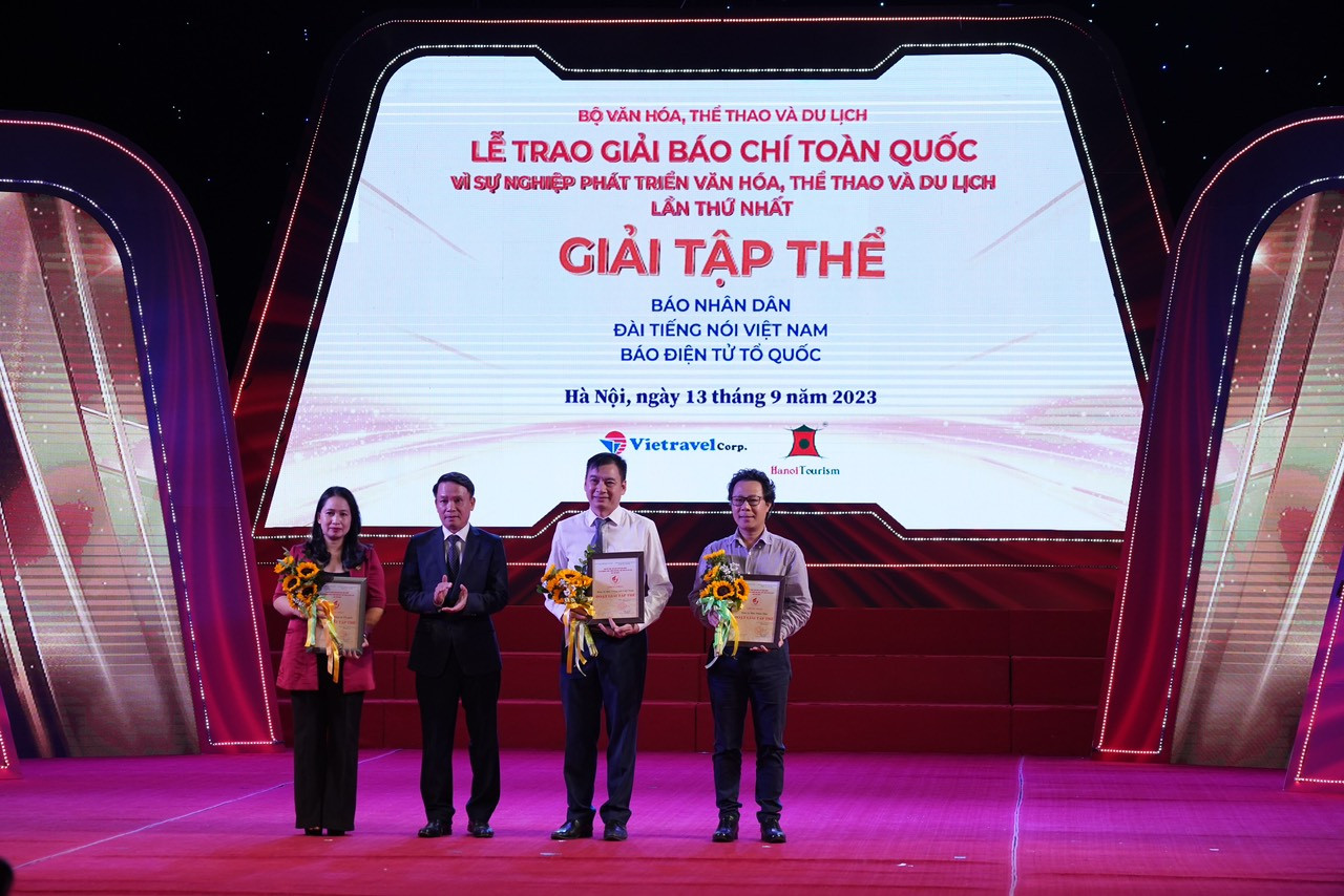 Giải tập thể được trao cho: B&aacute;o Nh&acirc;n D&acirc;n, Đ&agrave;i tiếng n&oacute;i Việt Nam, B&aacute;o Điện tử Tổ quốc